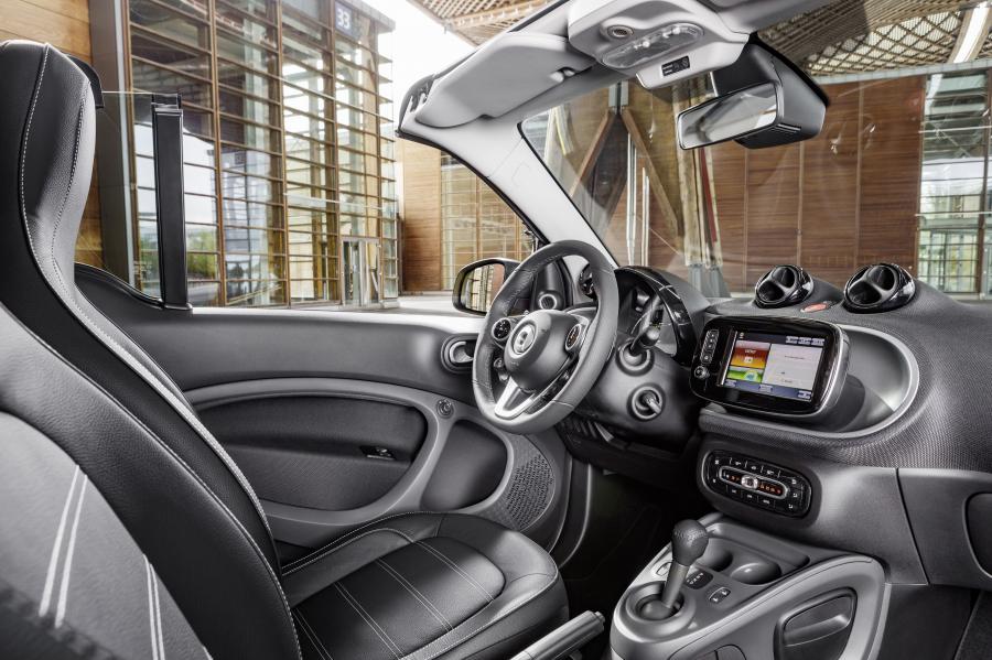 Интерьер Smart ForTwo Prime Cabrio 2016 года  (фото 5 из 33)